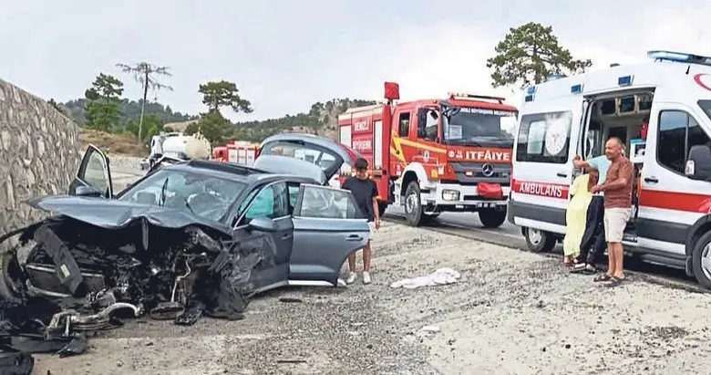 Otomobiller kafa kafaya çarpıştı 2 arkadaş kurtulamadı