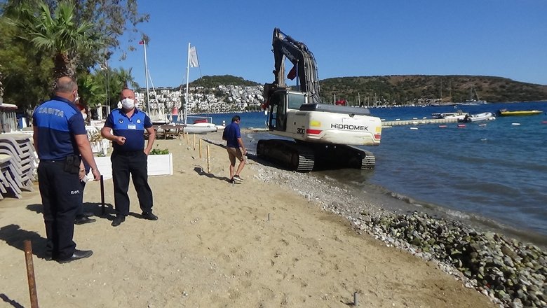 Kepçe sahile daldı! İş makinesiyle Bodrum’u karıştırdı