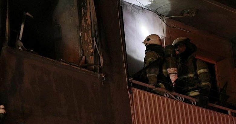 İzmir’de 2 katlı binadaki yangını fark eden bekçiler olası faciayı önledi
