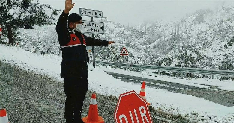 İzmir’de kar yağışı yol kapattı! İmdatlarına jandarma yetişti