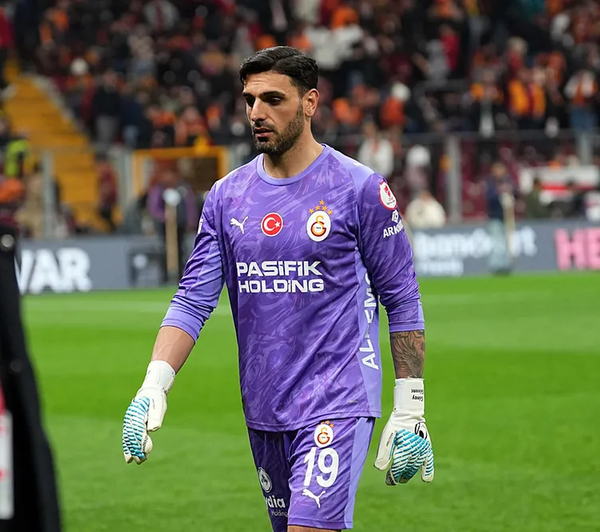galatasarayda-gunay-guvence-soguk-dus-gozyaslarini-tutamadi-1776918004530.png