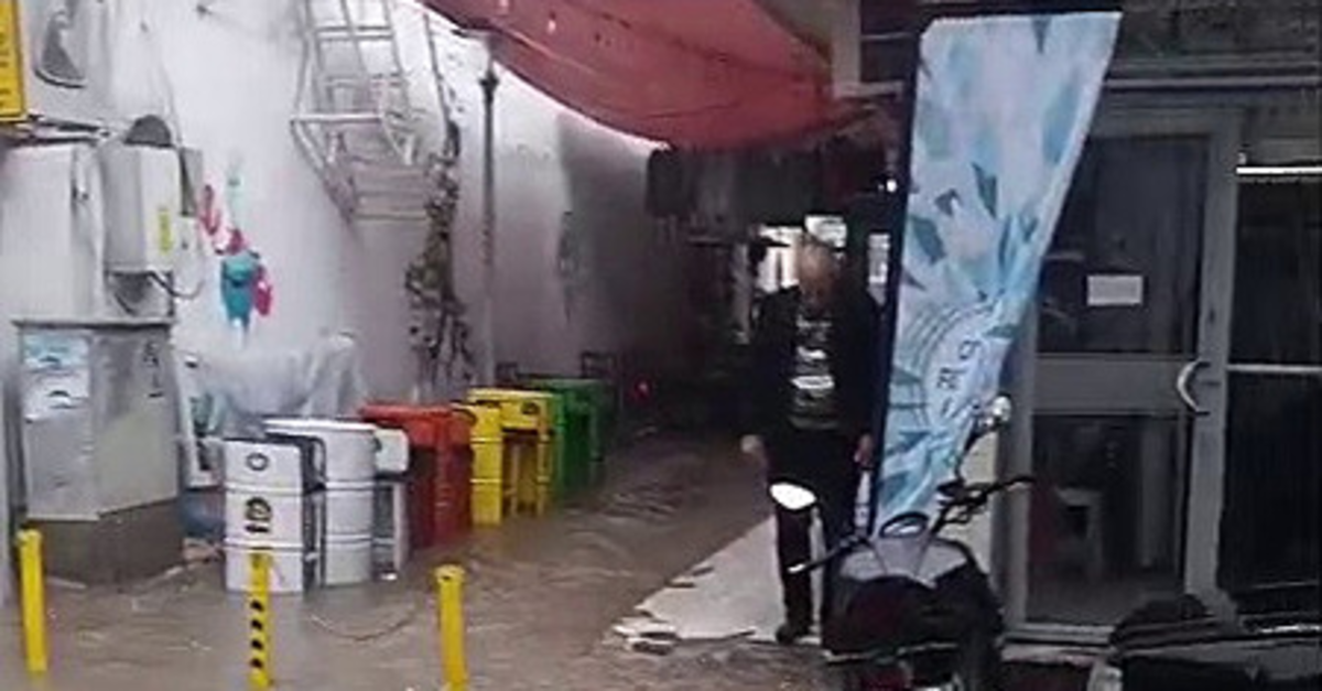 Sağanak yağış yaşamı olumsuz etkiledi: İzmir'in o ilçesinde caddeleri sular bastı!