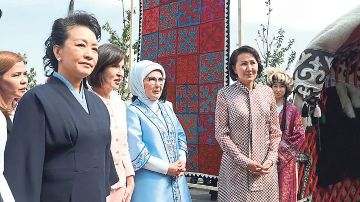 Emine Erdoğan lider eşleriyle buluştu