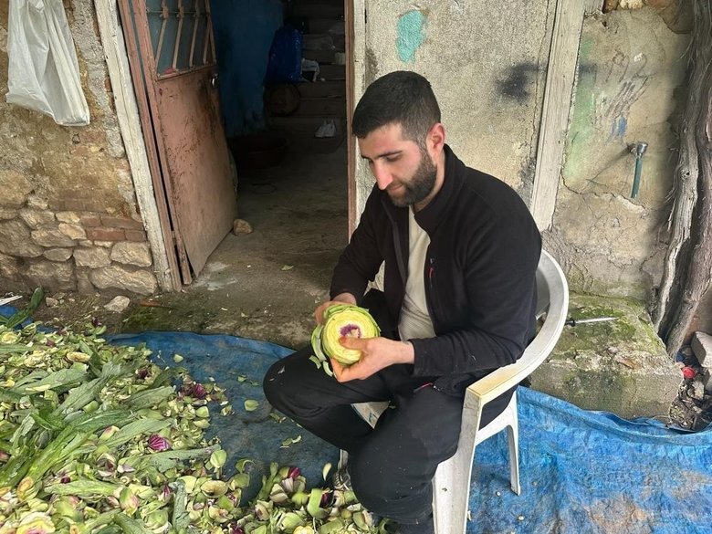 hasat-sezonuyla-enginar-soyucular-mesaiye-basladi-ayda-240-bin-lira-kazaniyorlar-1780823788841.jpeg