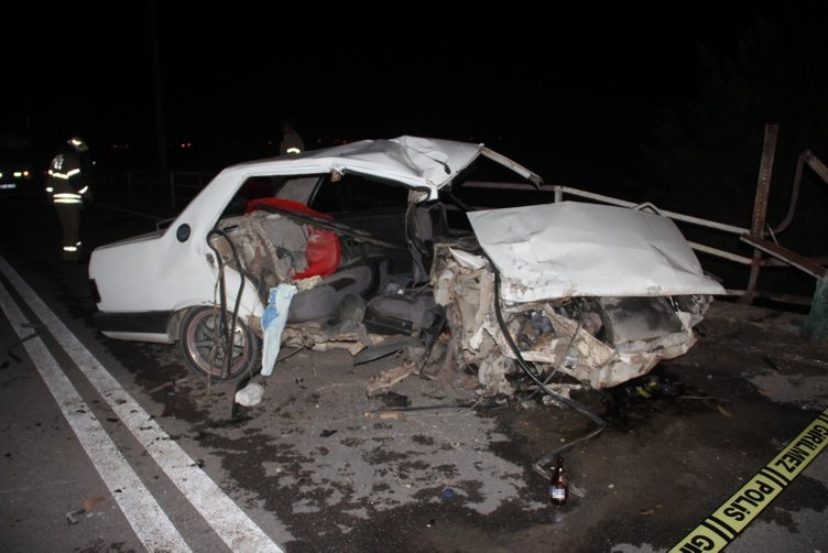 İzmir’in Kınık ilçesinde feci kaza! Alkollü sürücü köprü korkuluklarına çarptı! 2 kişi hayatını kaybetti