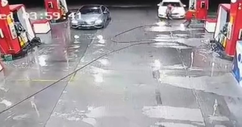 İzmir’de otomobilin çarptığı kadın metrelerce sürüklendi! O anlar kamerada