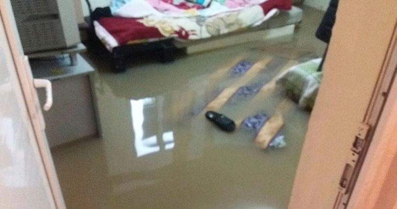 İzmir’deki sağanak nedeniyle bir evi su bastı