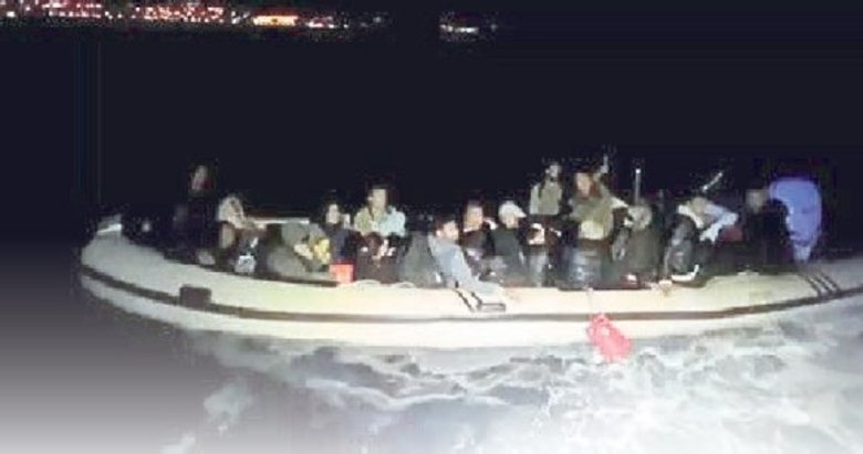 Sürüklenen lastik bottaki 33 göçmen kurtarıldı