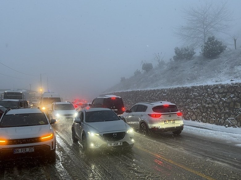 bursa-uludag-gunubirlik-tatilcilerin-akinina-ugradi-cok-sayida-arac-kar-nedeniyle-kuyruk-olusturdu-1766937050543.jpeg