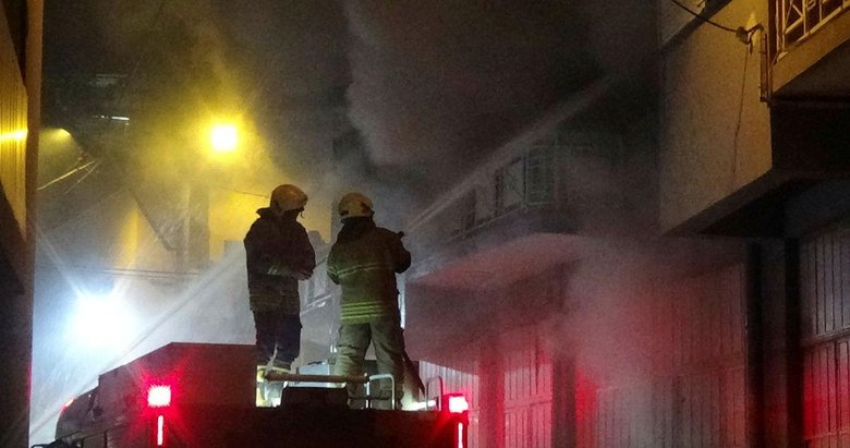 İzmir’de 2 katlı mobilya atölyesinde çıkan yangın korkuttu