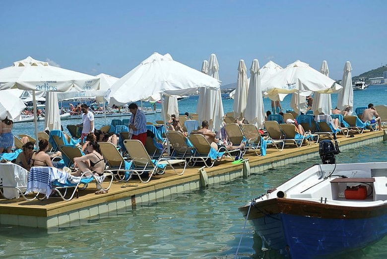 Çeşme’de gündüz plajlar, gece Alaçatı sokakları doldu