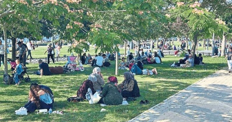 İzmirliler yeşil alanlara akın etti