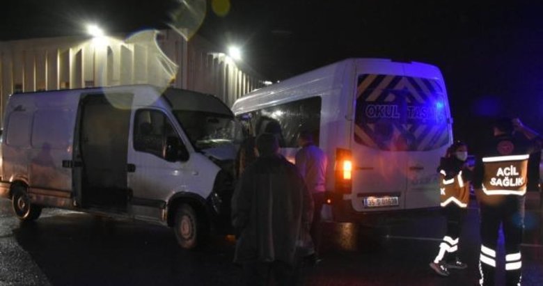 İzmir’de servis minibüslerinin çarpışması sonucu 3 kişi yaralandı