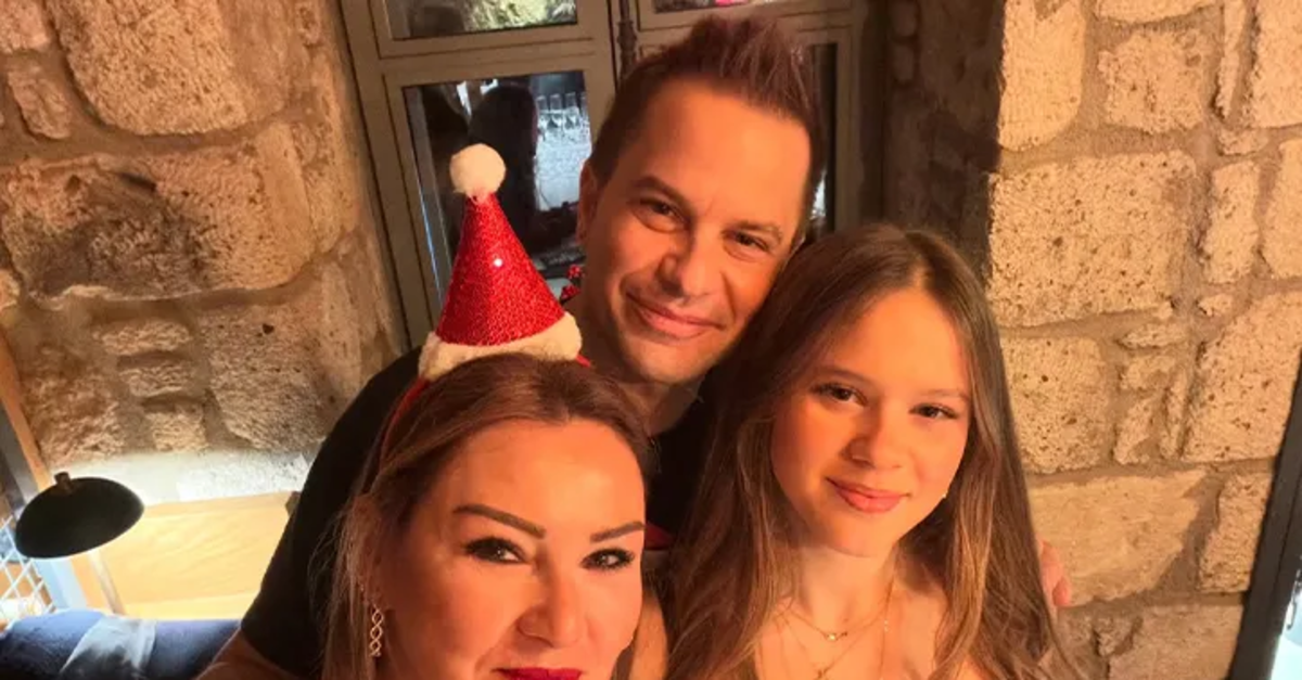 18 yıldır süren aşk! Eşini öpücüklere boğdu: İşte ünlü çiftin beğeni yağan o karesi