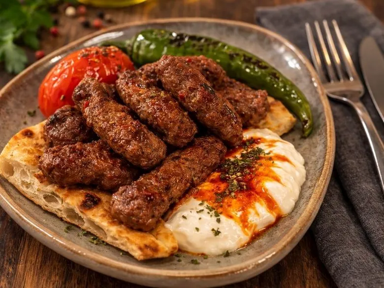 tarihi-sokaklari-kadar-lezzetiyle-de-unlu-izmirde-rotayi-tireye-cevirin-hem-ekonomik-hem-de-lezzetli-1791635145810.png
