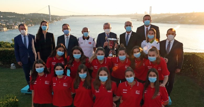 Başkan Erdoğan, Avrupa Şampiyonu olan U19 Kız Voleybol Takımı’nı kabul etti