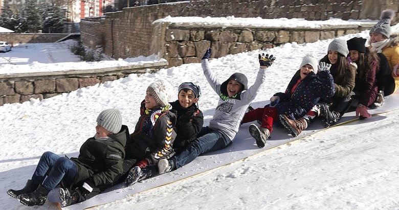 Okullar bugün tatil mi? Hangi il ve ilçelerde okullar tatil edildi? 8 Ocak