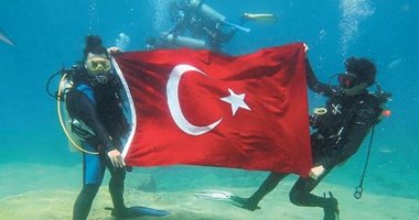Denizin içinde bayrak gösterisi