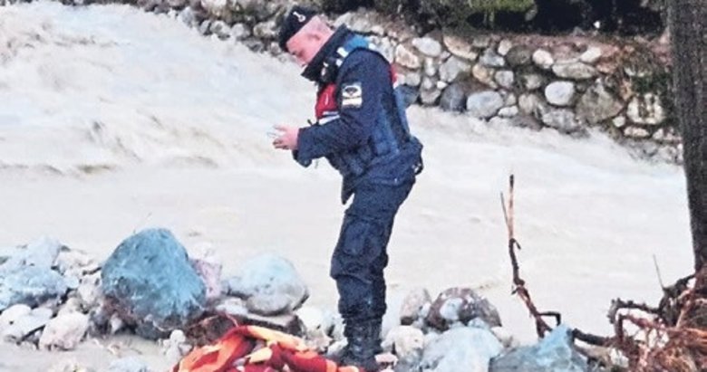 Balıkları kurtarırken sele kapılarak öldü