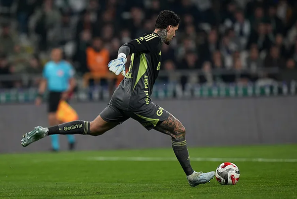 taraftar-topa-tutmustu-fenerbahcede-ederson-icin-son-karar-tedescoya-yapilan-ona-yapilmayacak-1777704305592.png