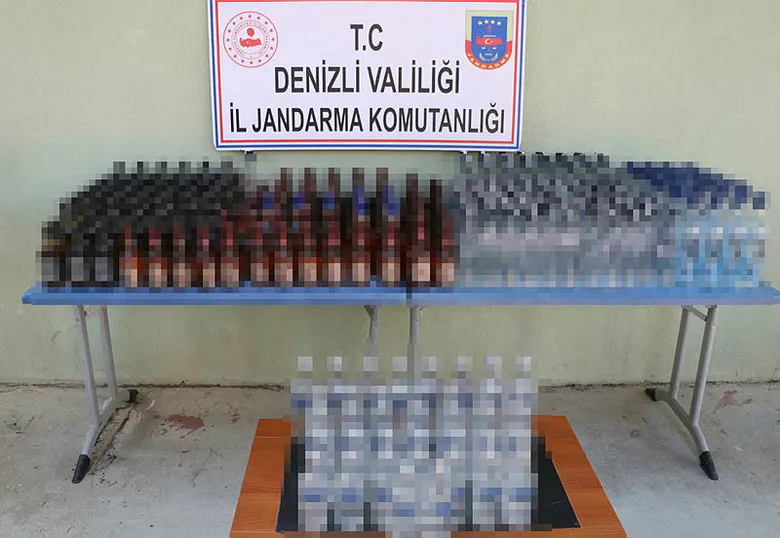 Denizli’de yılbaşında piyasaya sürülecek 350 şişe sahte içki ele geçirdi
