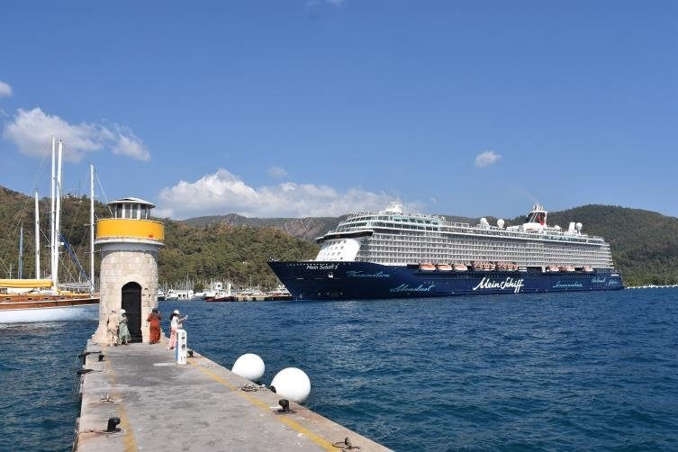 Dev kruvaziyer gemisi Marmaris Limanı’nda
