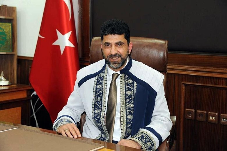 Tebdili kıyafetle gezen rektör suçüstü yaptı