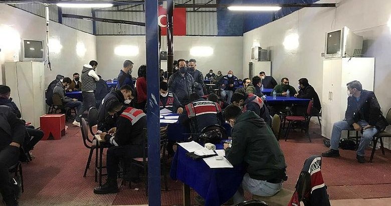 İzmir’de tavuk çiftliğinde kumar oynayan 46 kişiye para cezası