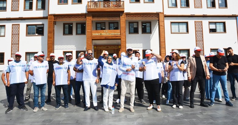 İşten atılan 200 işçi, Yunusemre Belediyesi önünde eylem yaptı: Seçim öncesi verdiğin sözlere ne oldu?