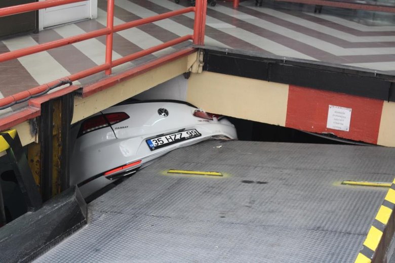 İzmir’de bir otomobil, asansörlü otoparka sıkıştı
