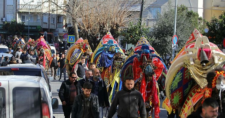 İzmir’deki en süslü deve seçildi
