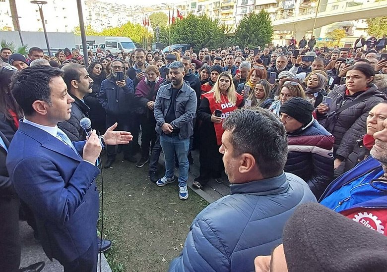 Bayraklı’da işçiler grevde; çöpler sokaklara taştı