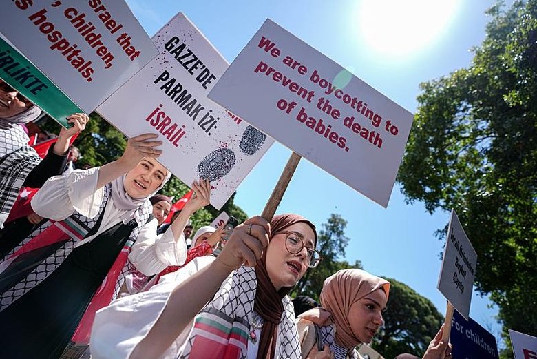 Üniversite öğrencileri ve akademisyenlerden İzmir’de İsrail protestosu