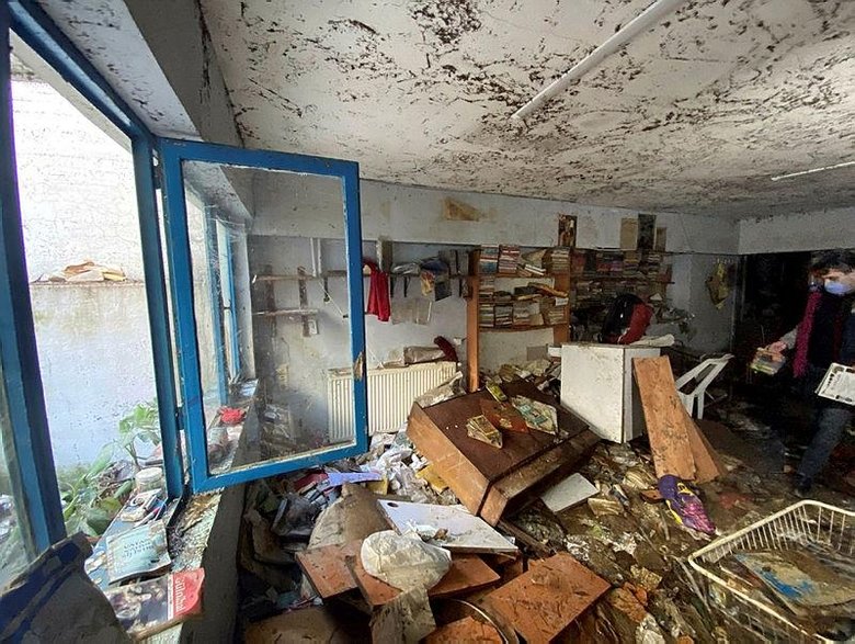 Sel mağduru sahaf, kitapseverlerin desteğiyle yeni dükkan açtı