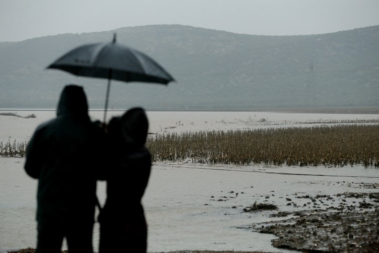 İzmir’de şiddetli yağış düden oluşturdu