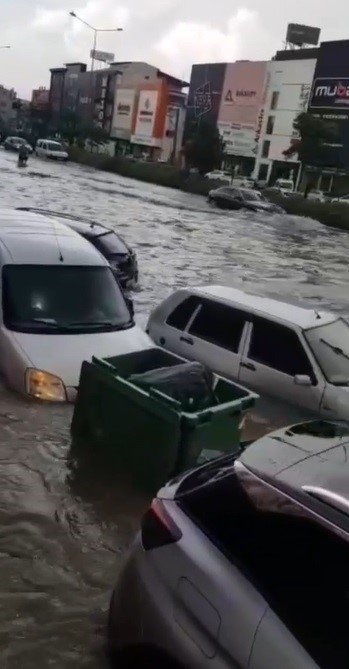 İzmir’de sağanak yağış etkili oldu! Araçlar sular içinde kaldı