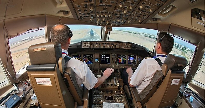 Çin seferini yapan uçağın pilotu 2 saat uçup ABD’ye geri döndü!