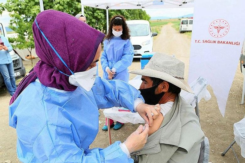İzmir’de mevsimlik tarım işçilerine koronavirüs aşısı başladı