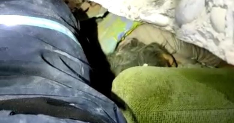Mucize depremzedelere ümit oldu... 212. saatte 77 yaşındaki kadın enkazdan sağ kurtuldu