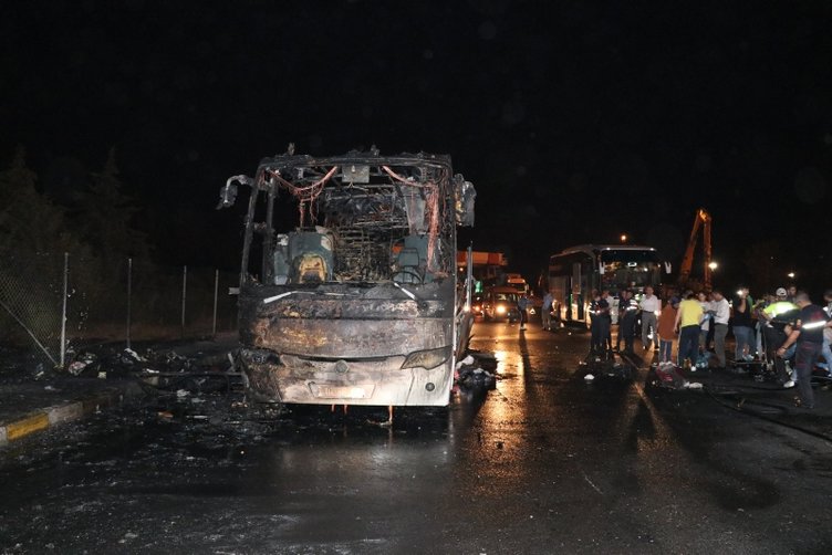 İzmir’de seyir halindeki otobüs yandı! Kameralara böyle yansıdı