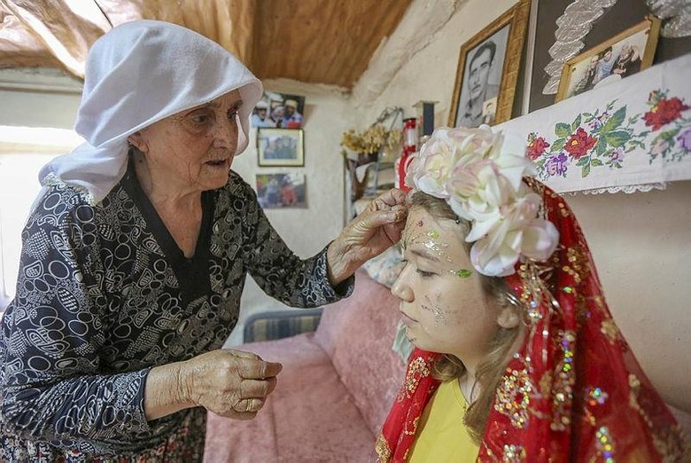 Yüz yazma geleneğinin Karaburun’daki son temsilcisi eski düğünleri özlüyor
