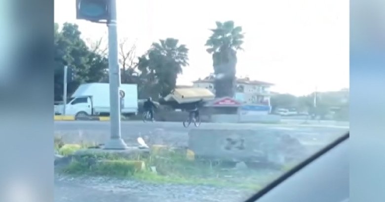 Muğla’da şaşkına çeviren görüntü! Bisiklet kullanırken omzunda kanepe taşıdı