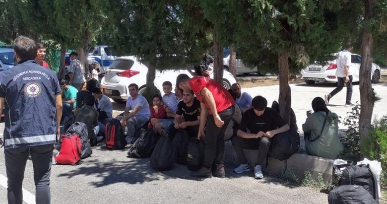 Polisin takibindeki 5 minibüste 111 düzensiz göçmen yakalandı