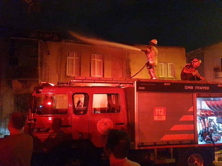 İzmir’de tekstil atölyesinde korkutan yangın! Alevler tüm binayı sardı