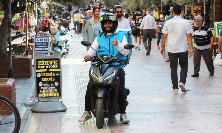 Her şeyden habersizdi... Motosiklet üzerinde verdiği poz pahalıya patladı!