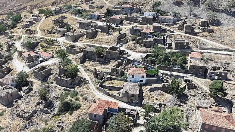 gokceadada-hayalet-koy-250-yillik-rum-evleri-havadan-goruntulendi-1787729075523.jpeg
