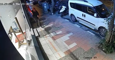 Mağazada asılı Türk bayrağını alıp yere fırlattı