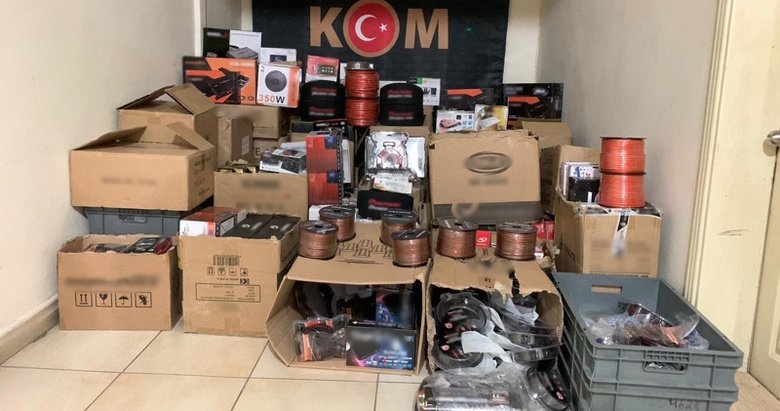 Afyonkarahisar’da polis binlerce adet gümrük kaçağı elektronik ürün yakaladı
