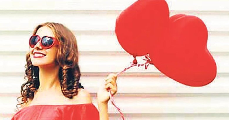 Dikkat çekmek için kırmızı güven vermek için mavi giyin