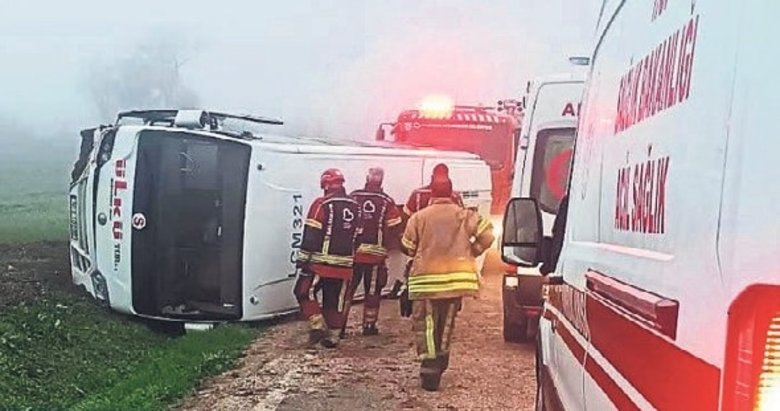 Liseliler sisli yolda ölümden döndü